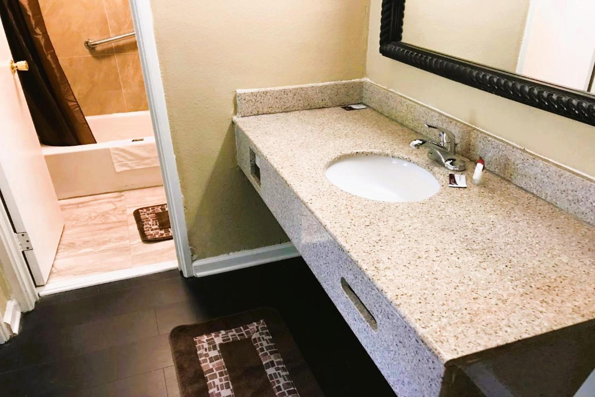 Oyo Hotel Tallahassee Downtown Екстер'єр фото